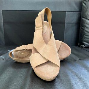 CLARKS - WOMAN'S WEDGE SANDAL - NUBUCK TAN